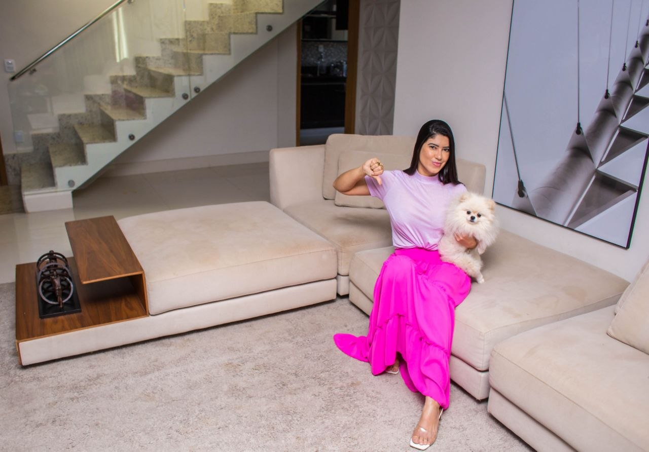 Sofá sujo antes da higienização com cliente sentada
