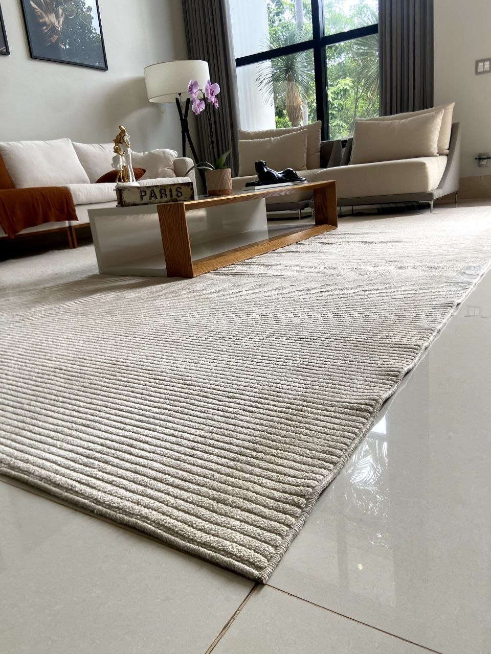 Tapete premium em sala de estar limpa e elegante