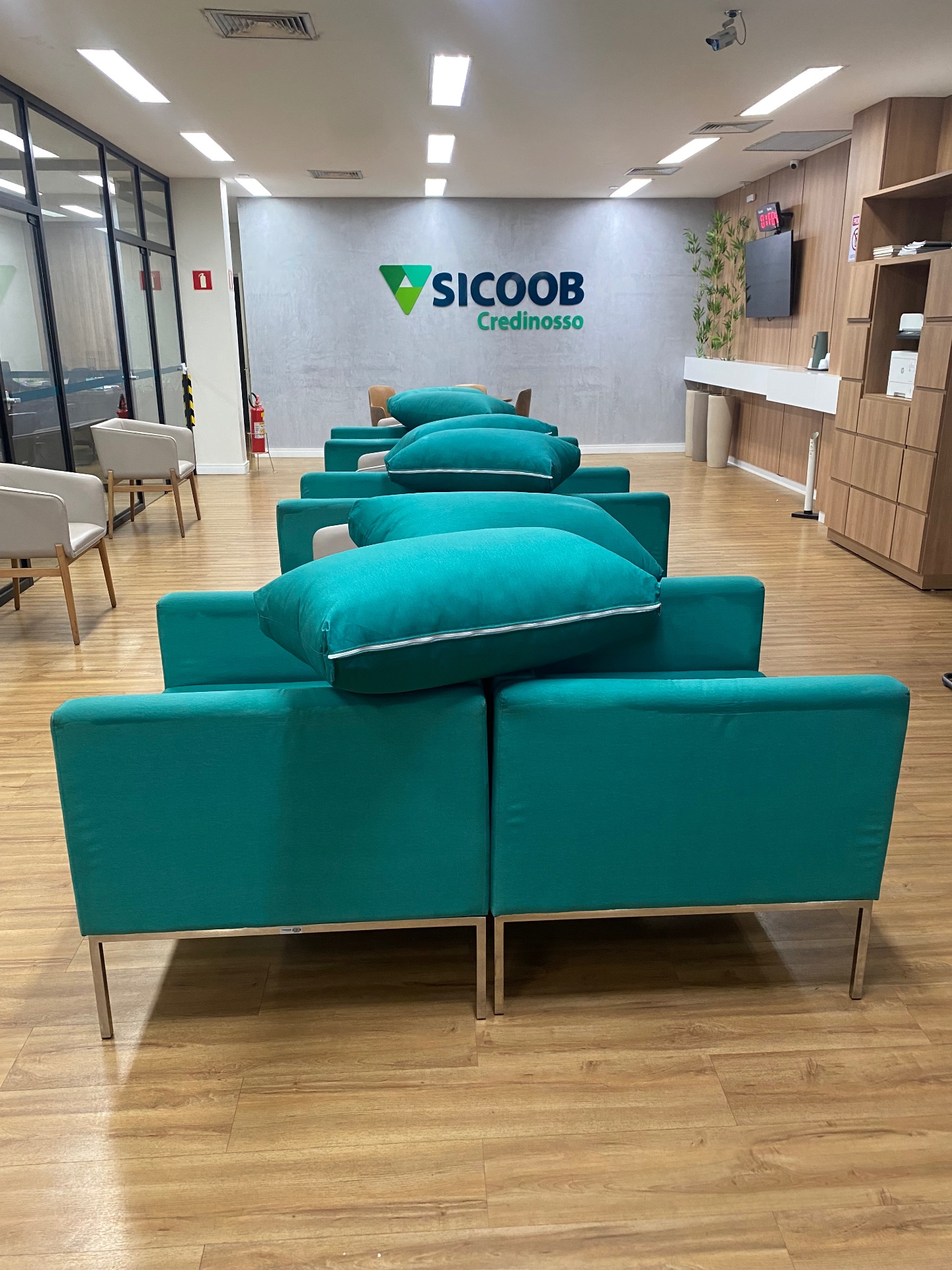 Ambiente corporativo Sicoob com sofás higienizados