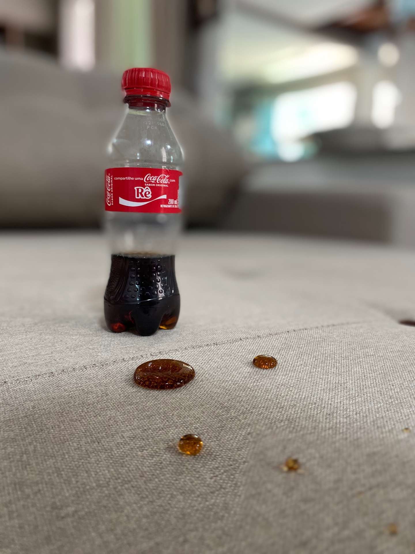 Demonstração de impermeabilização em sofá